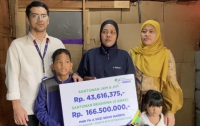 Ratusan Juta Rupiah Diserahkan! BPJS Ketenagakerjaan Jamin Pendidikan Anak Driver Maxride Hingga Kuliah