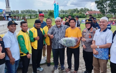 Ketua PSSI Labura Serahkan Kostum Turnamen Bupati