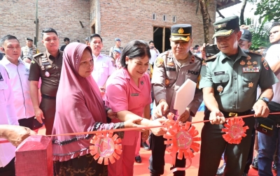 Polres Labusel Serahkan Kunci Bedah Rumah Ibu Ariani