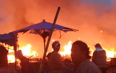 Lapak Pedagang Pakaian Bekas di Pasar Sidikalang Hangus Terbakar