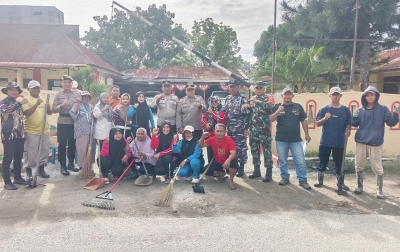 Semangat Kebersamaan Warnai Jumat Bersih Polsek dan Koramil di Pantai Cermin
