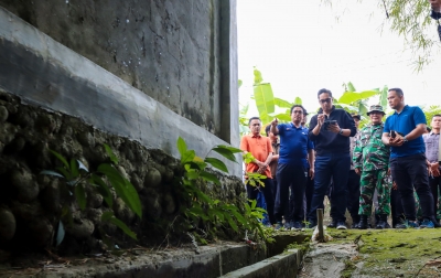 Warga Medan Tuntungan Menangis Sampaikan Keluhannya ke Rico Waas