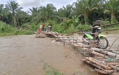 Jembatan Gantung Darurat Sabarimba Nyaris Putus, Warga Alami Kesulitan