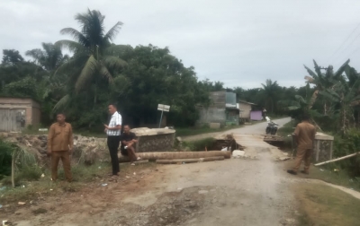 Ambruknya Jembatan Tambak Kulim, Camat Merbau Langsung Tanggap Bangun Jembatan Sementara