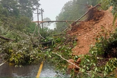 Jalur Sidikalang-Pakpak Bharat Tertutup Longsor