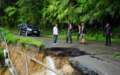 Bupati Taput Tinjau Longsor Jalan Tarutung-Sibolga