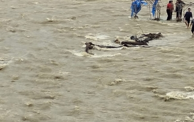 Bawa Penunpang Anak Sekolah, Angkot Terjun ke Sungai Siraisan, Dua Meninggal Dunia