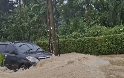 Hujan tak Kunjung Reda, Beberapa Lokasi di Medan Banjir, Rumah di Perumnas Simalingkar Terendam Hingga Dua Meter