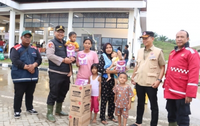 Kapolres Langkat Salurkan Bansos ke Pengungsi Banjir di Rest Area Km 42