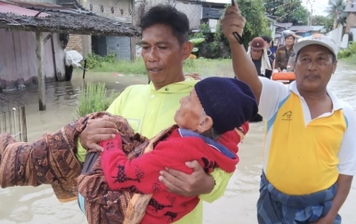 Banjir di Seirampah, Bhabinkamtibmas Polsek Firdaus Gendong Lansia untuk Evakuasi