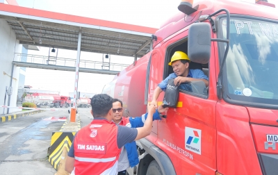 Gerak Cepat Pertamina Patra Niaga Sumbagut Bantu Korban Banjir di Pekan Labuhan