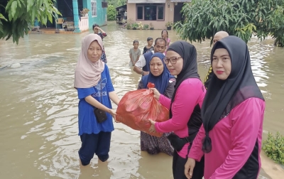 Ketua Bhayangkari Cabang Langkat Salurkan Bantuan untuk Pengungsi Banjir di Hinai