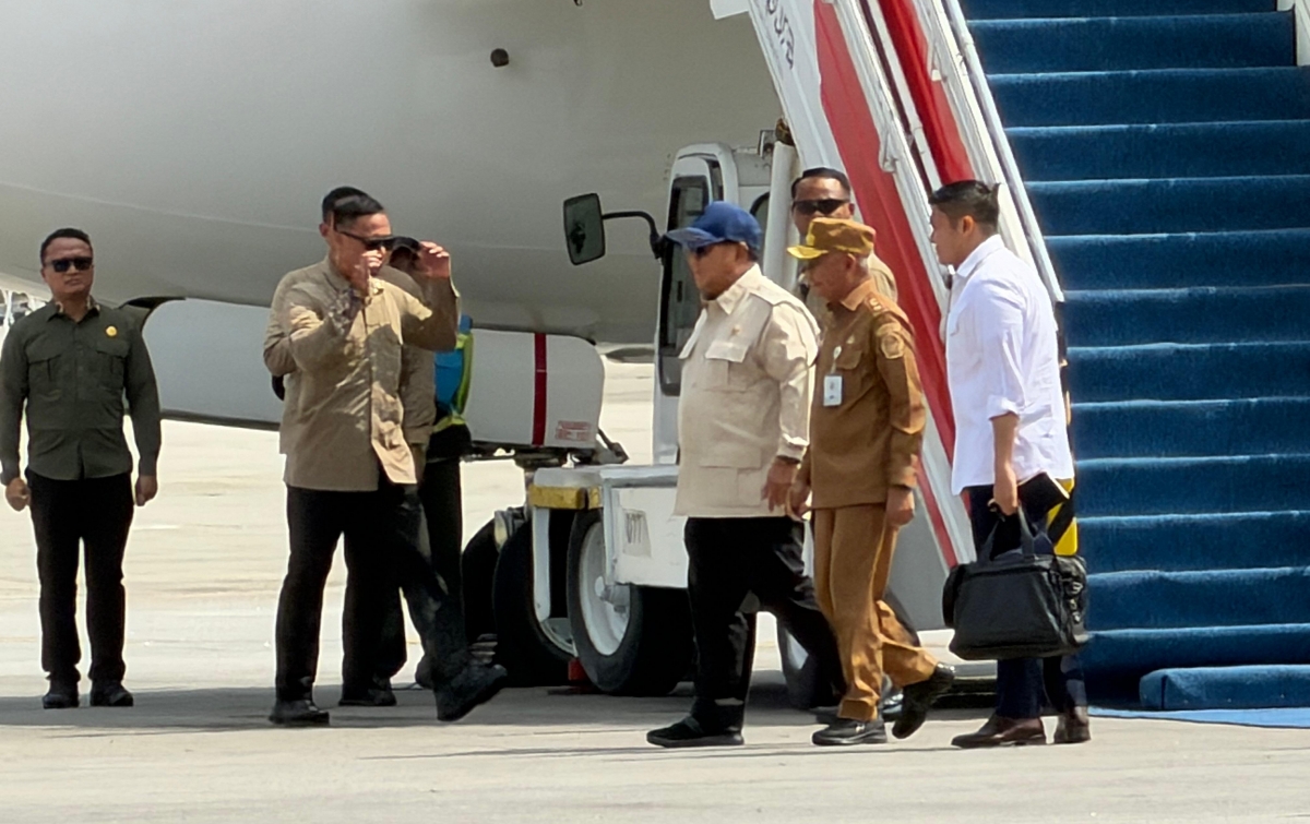 Tiba di Bandara Kualanamu, Prabowo Tinjau Korban Banjir Sumut-Aceh
