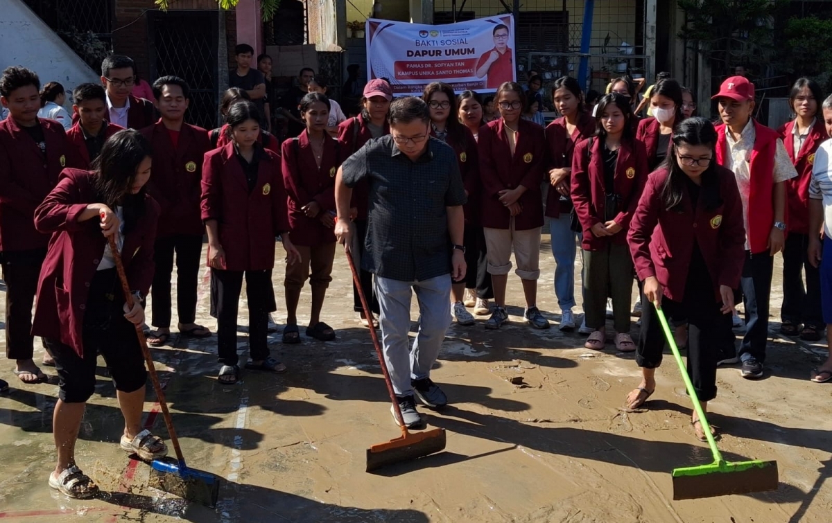Tinjau Sekolah Terdampak Banjir,  Sofyan Tan Ajak Mahasiswa Turun Bergotong Royong