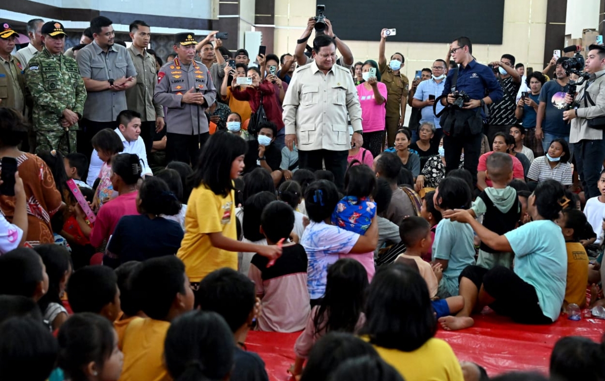 Saat Tinjau Korban Banjir, Prabowo Sebut Penanganan Infrastruktur-BBM Jadi Fokus Utama