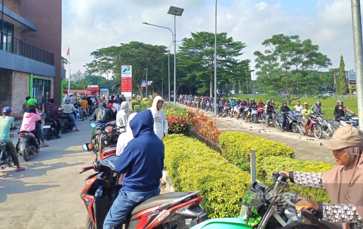 Antrean Panjang ‘Mengular’ di SPBU Jalan Sultan Serdang