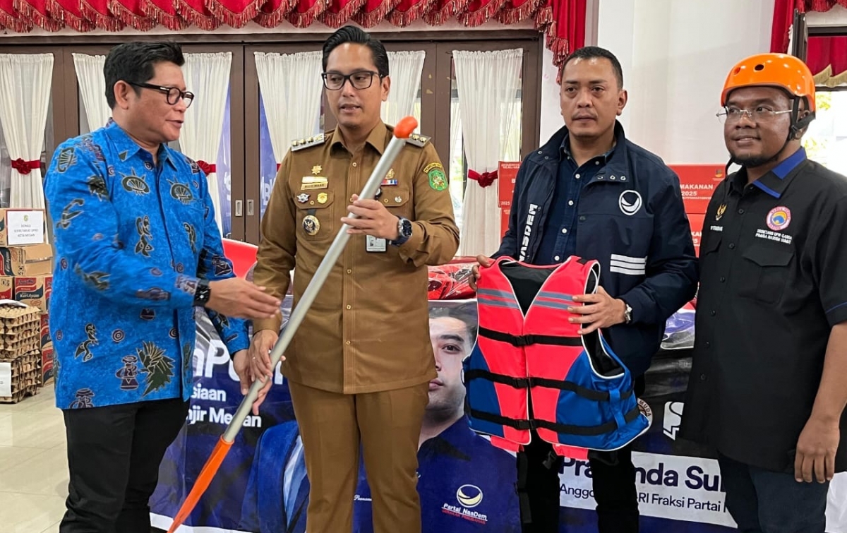 Antisipasi Banjir Rob, PSP Foundation Serahkan Bantuan Dua Perahu Karet kepada Pemko Medan