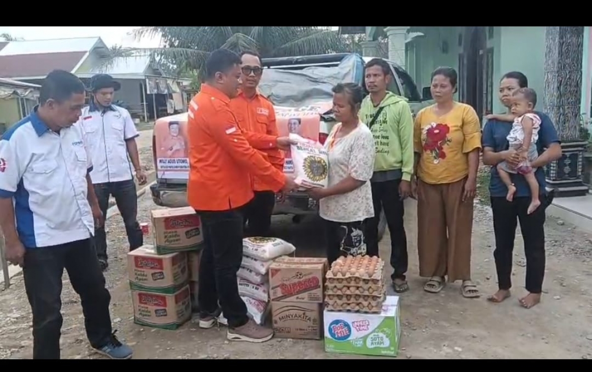Posko Orange Partai Buruh dan FSPMI - KSPI Sumut Beri Bantuan Bahan Makanan ke Korban Banjir Langkat-Deliserdang