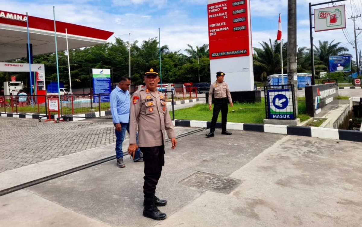 Kapolsek Pantai Cermin dan Koramil Pastikan Stok BBM Aman, Arus Lalu Lintas Lancar Pasca Banjir