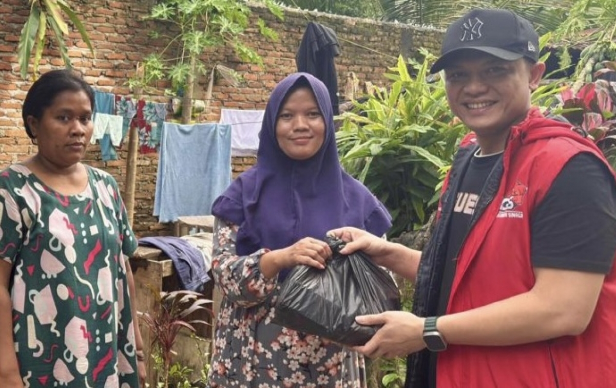 Peduli Warga Terdampak Banjir, David Roni Sinaga Serahkan Bantuan dan Suplai Air Bersih