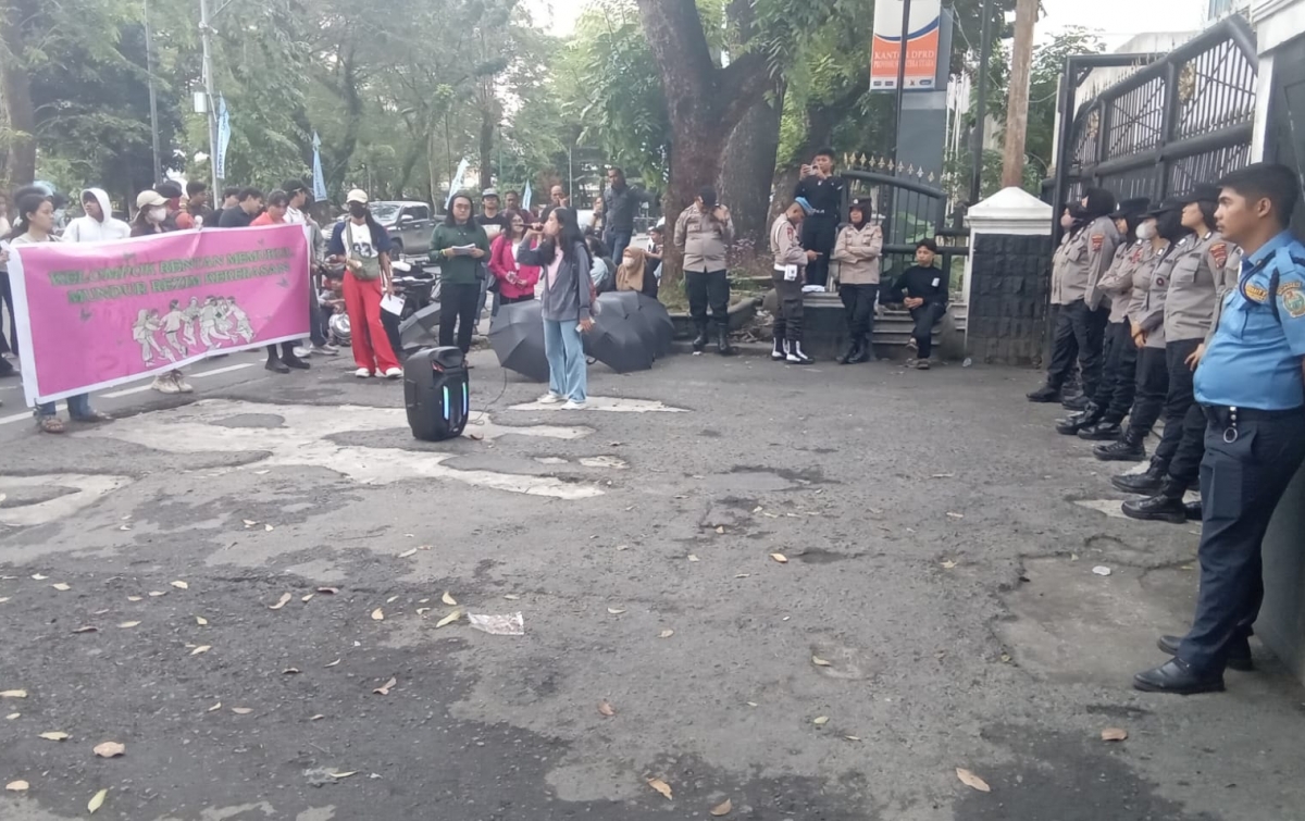 Aktivis Perempuan Kampanye 16 HAKTP di Depan DPRD Sumut