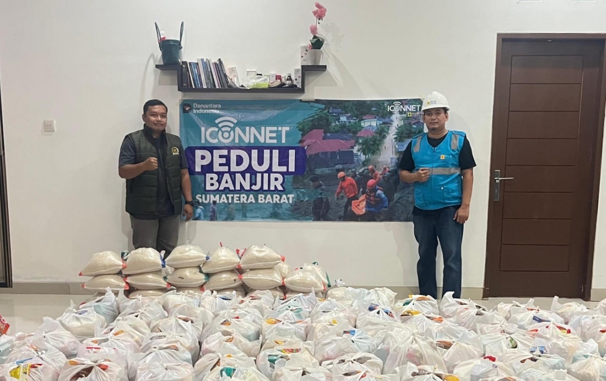 Terkoneksi dengan Hati, ICONNET Sigap Salurkan Ratusan Paket Bantuan untuk Korban Banjir Padang