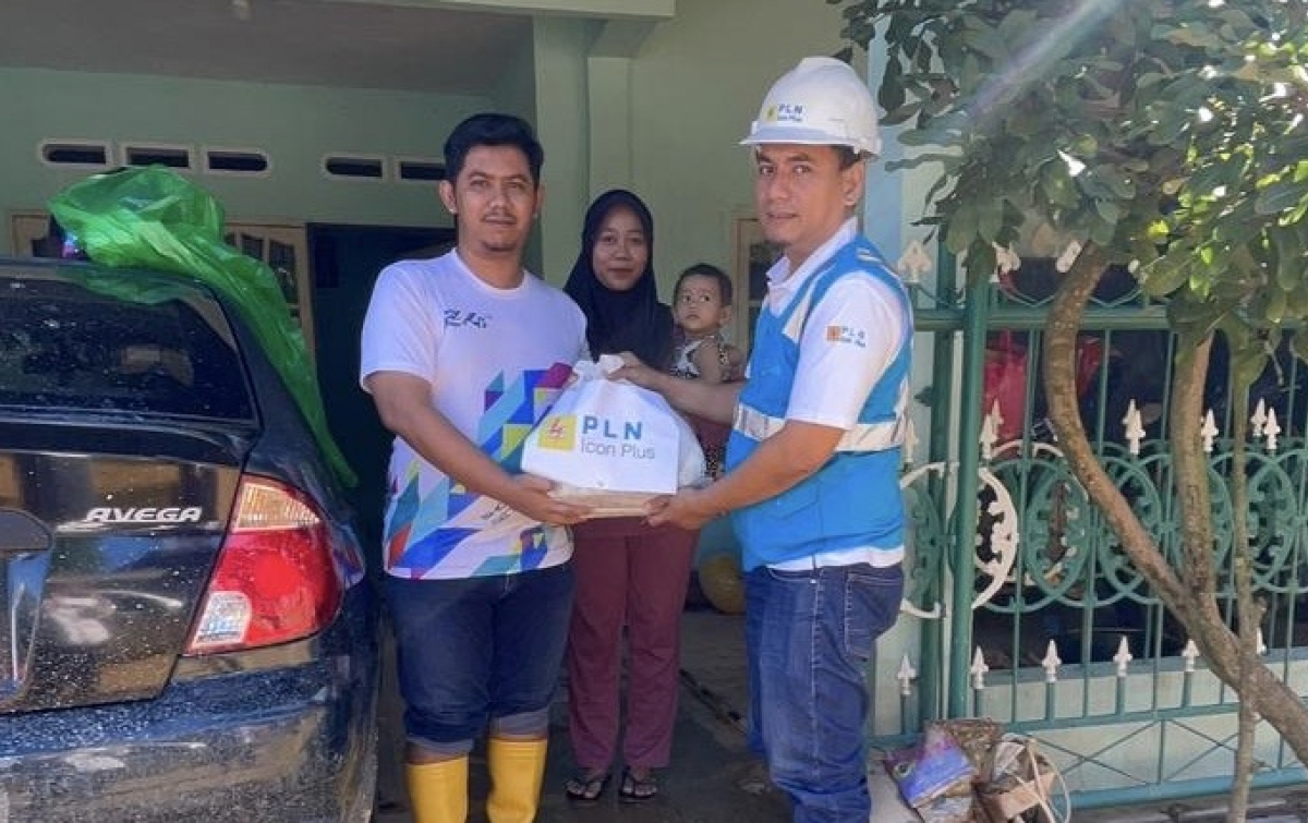 Terkoneksi dengan Hati, PLN Icon Plus Sigap Salurkan Bantuan Banjir Bandang di 4 Kota Sumatra-Aceh