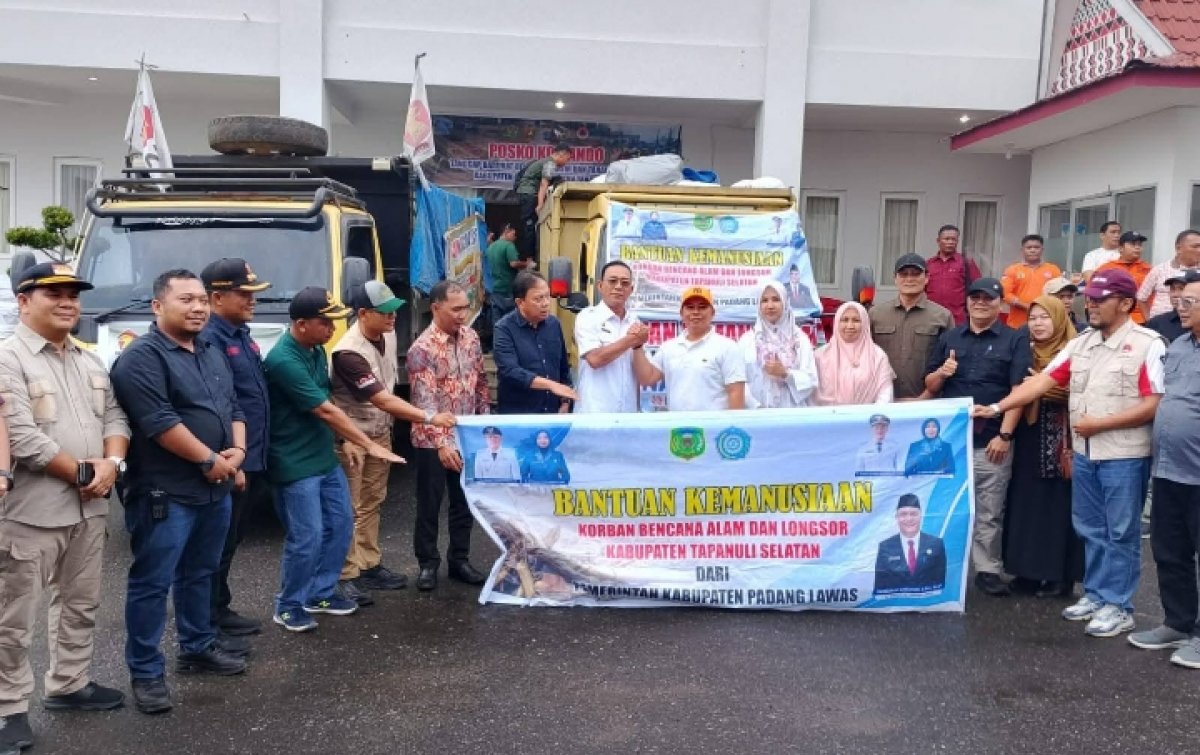 Bupati Palas Serahkan Langsung  Bantuan Kemanusiaan ke Bupati Tapsel