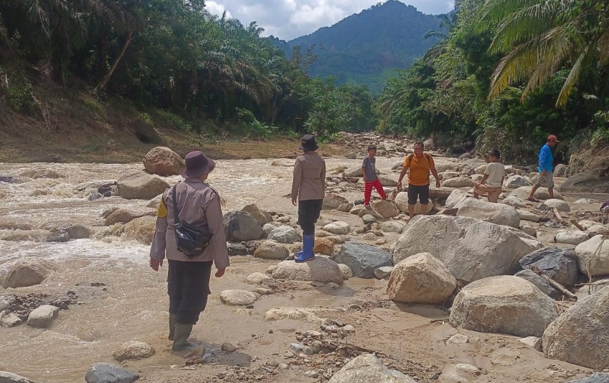Sungai Hatapang Meluap, Wabup Labuhanbatu dan Kapolsek Na IX-X Tinjau Lokasi