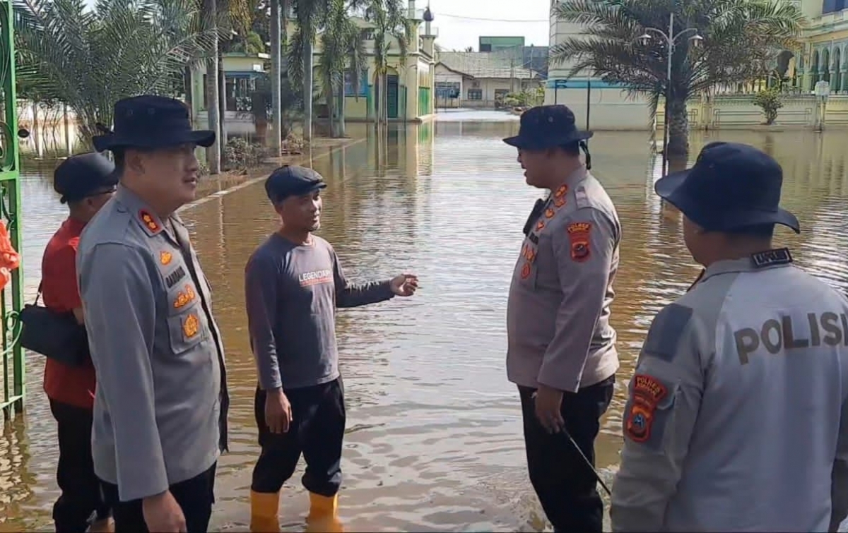 Tiga Polres Bersatu Bantu Warga Terdampak Banjir di Langkat