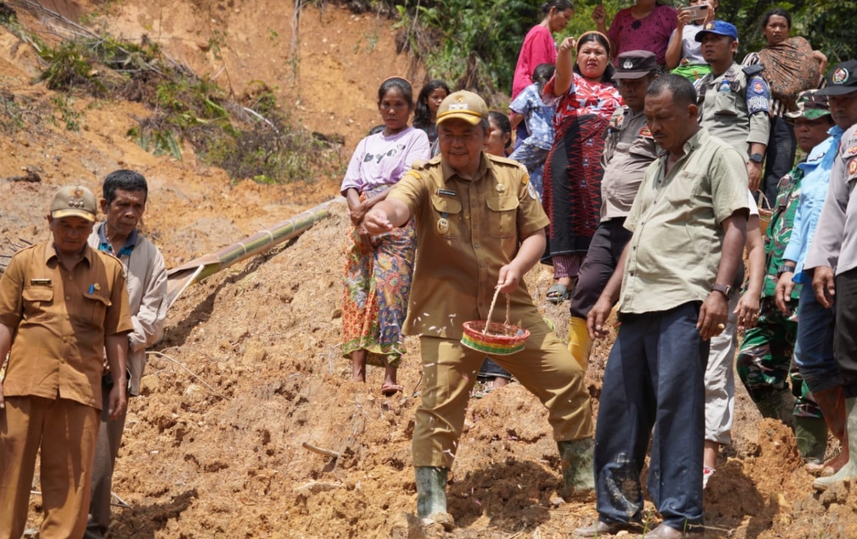 Tabur Bunga di Lokasi Bencana, Wabub Taput: Kami Berdiri Bersama Keluarga Korban dan Masyarakat