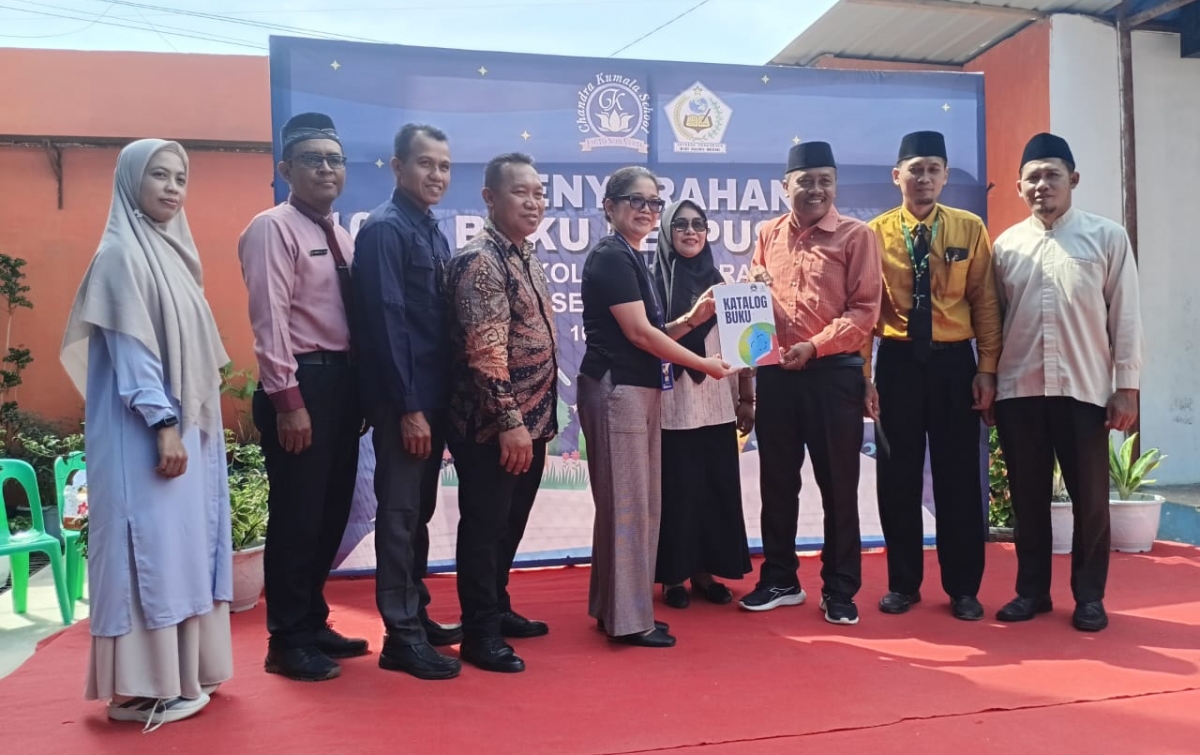 Menghidupkan Kembali Imajinasi, Sekolah Chandra Kumala Sumbang 1.000 Buku untuk YP Budi Agung