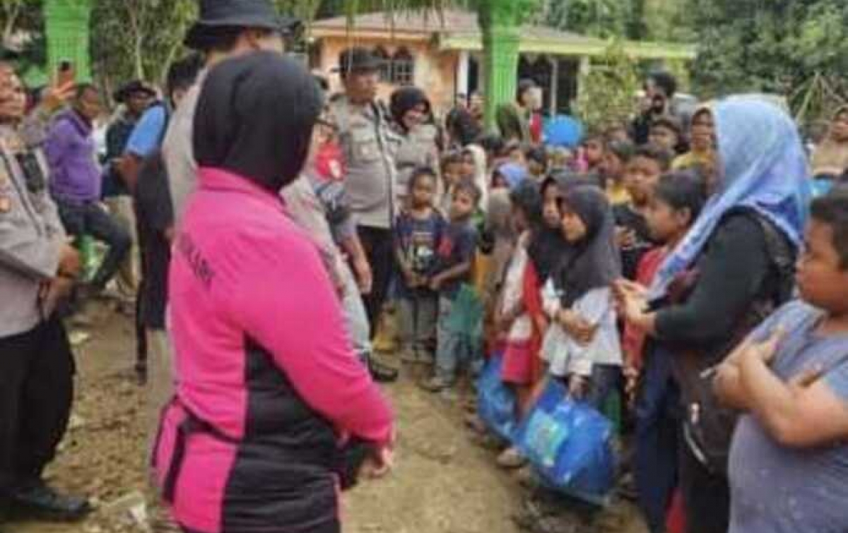 Konselor Polres Langkat Memberikan Pelayanan Trauma Healing Bagi Anak-anak Korban Banjir