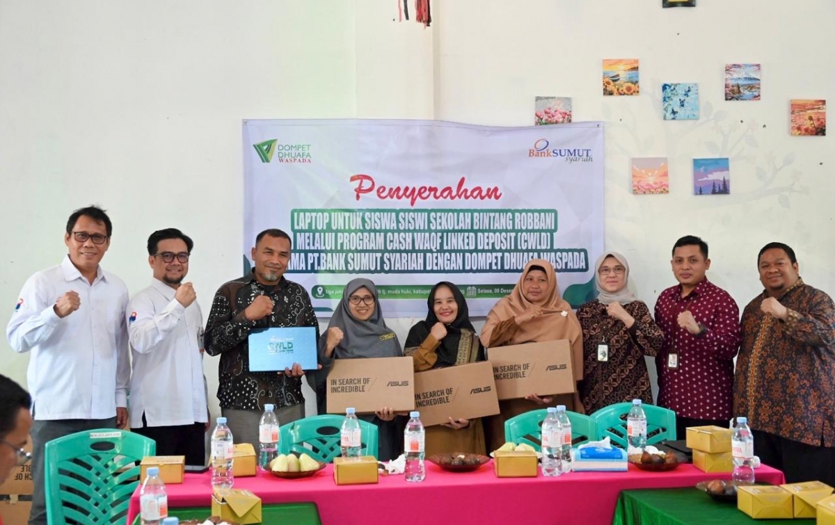 Salurkan Manfaat Program CWLD, Unit Syariah Bank Sumut Serahkan Laptop