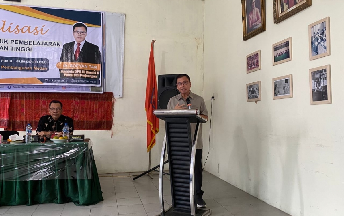 Kenang Tokoh Pers Hj Ani Idrus, Sofyan Tan Tambah Kuota Beasiswa KIP STIK-P Medan