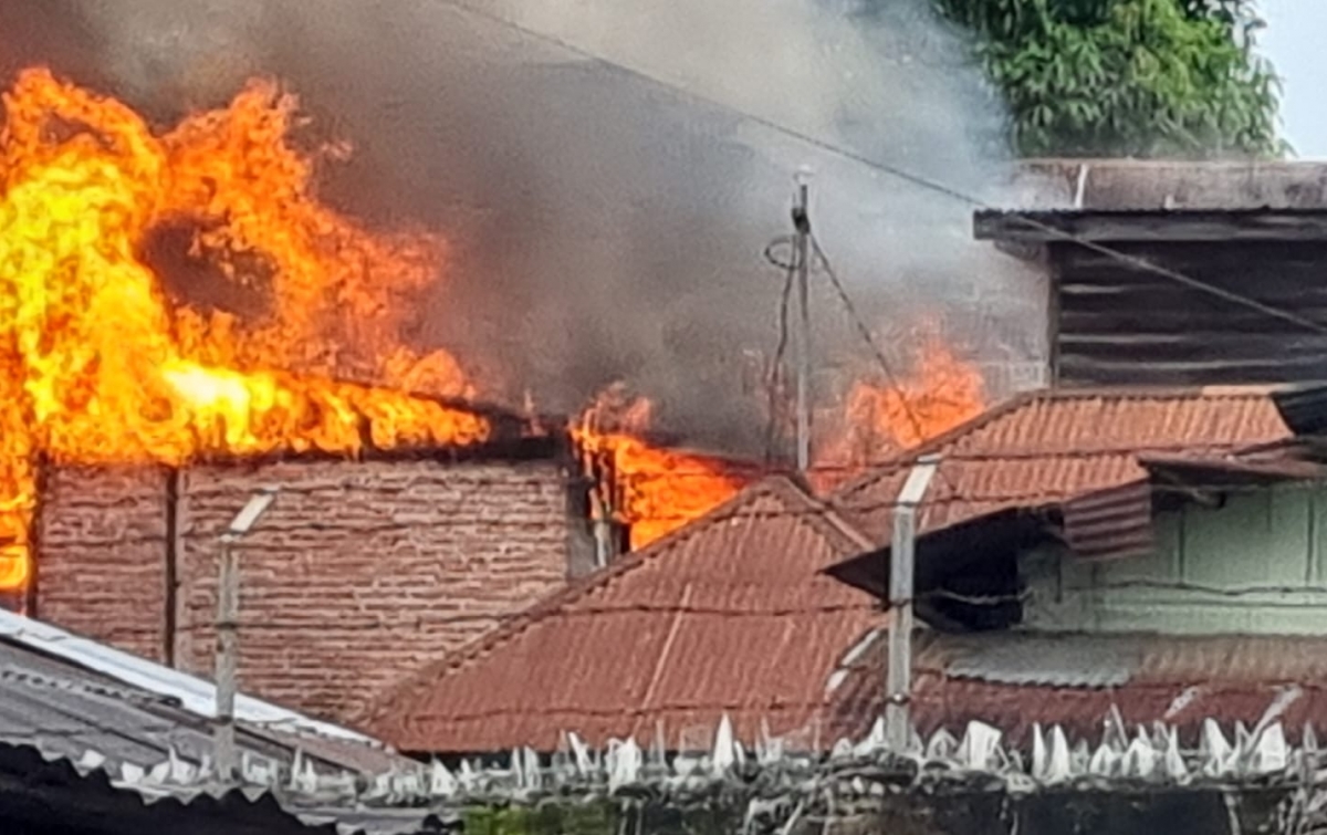 Diduga Akibat Korsleting Listrik, Kebakaran Hanguskan Tujuh Rumah di Padangsidimpuan
