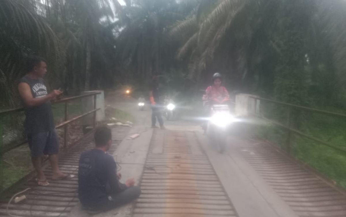 Warga Tanah Tinggi Berswadaya Perbaiki Jembatan Pagaran yang Rusak