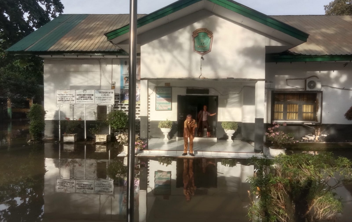 Akibat Hujan Deras dan Parit Tersumbat, Kantor Camat Aek Natas Terendam Banjir