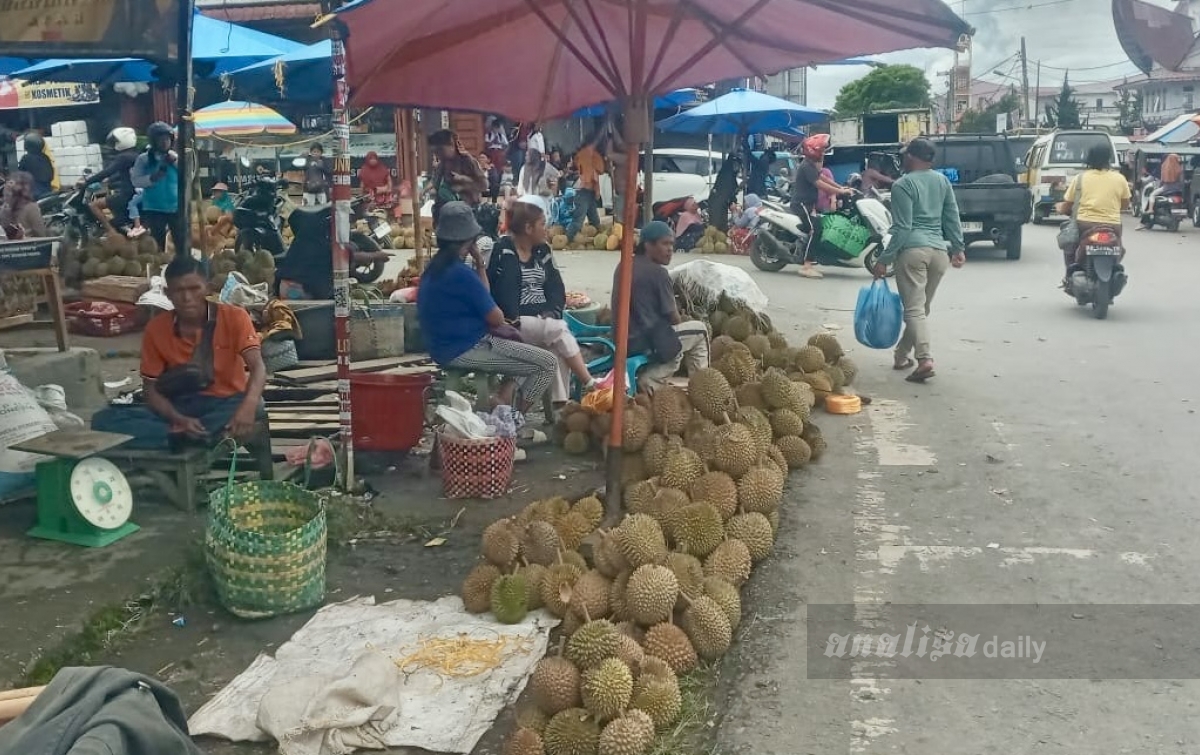 Menilik Jalan Dairi, Pusat Dagangan Durian di Sidikalang
