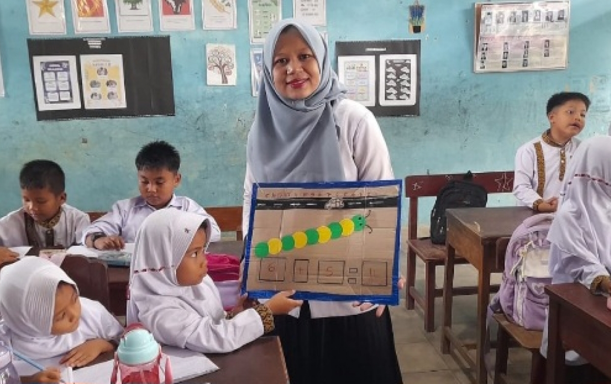 Hadirkan Pengalaman Belajar, Bu Wulan Ajak Anak Berhitung dengan Jalan Raya Kardus