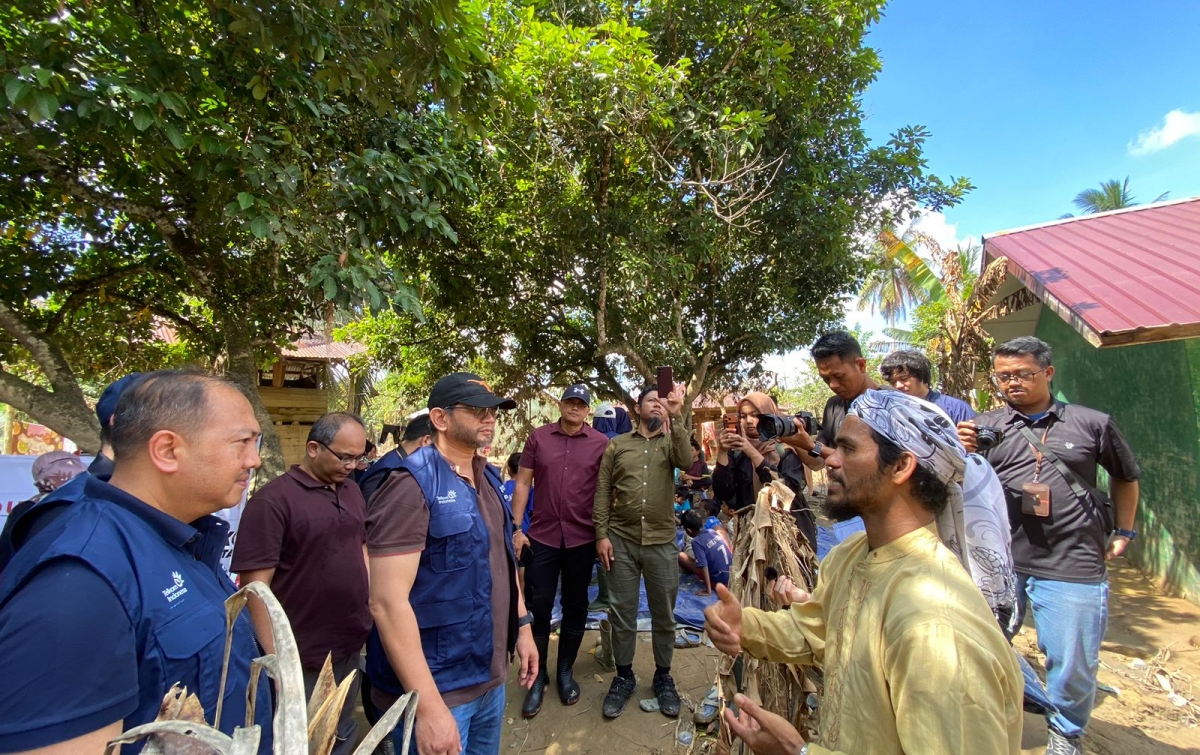 Direktur Telkom Kunjungi Desa Menang Gini Aceh Tamiang, Dipeluk Erat Warga Sampaikan Terima Kasih