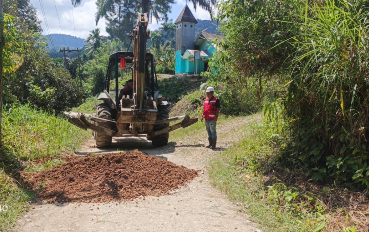 Masyarakat dan Perangkat Desa Apresiasi Perbaikan Jalan oleh DPM