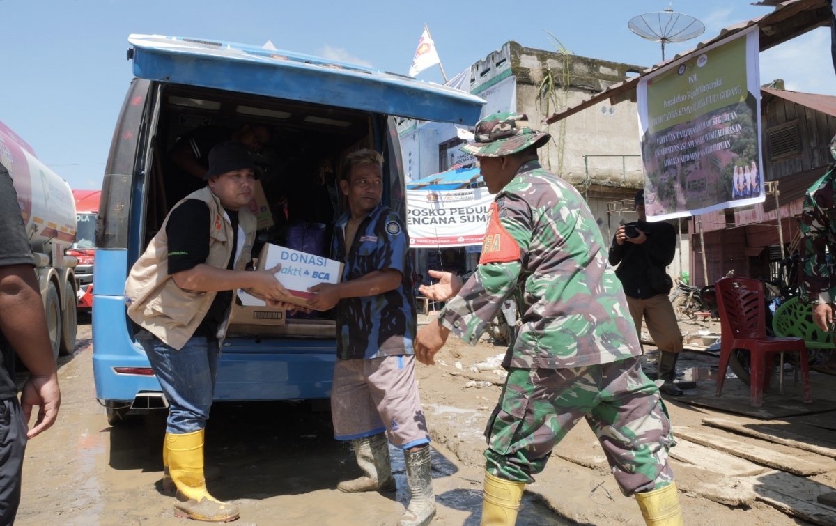 Bakti BCA Jangkau Batang Toru, Serahkan Bantuan dan Dukung Instalasi Air Bersih serta MCK