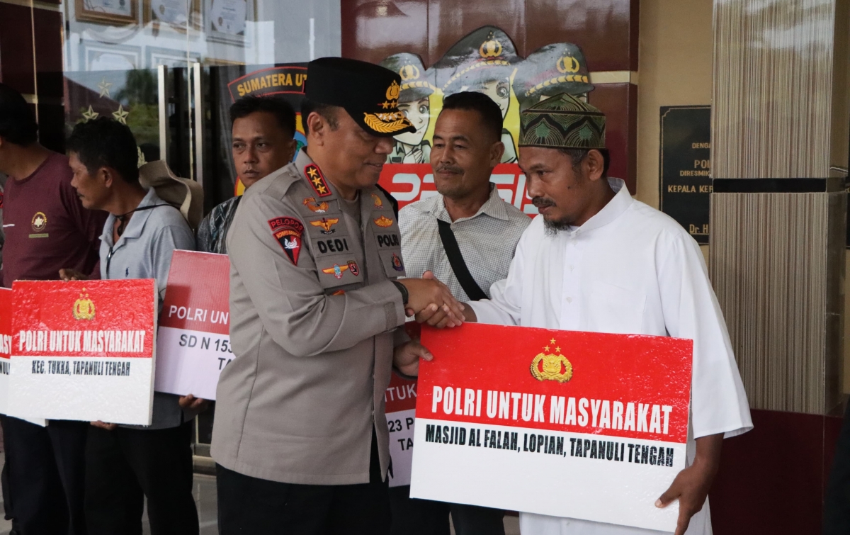 Waka Polri Salurkan Bantuan Kemanusiaan dan Siapkan Sumur Bor bagi Warga Terdampak Banjir Bandang Tapteng