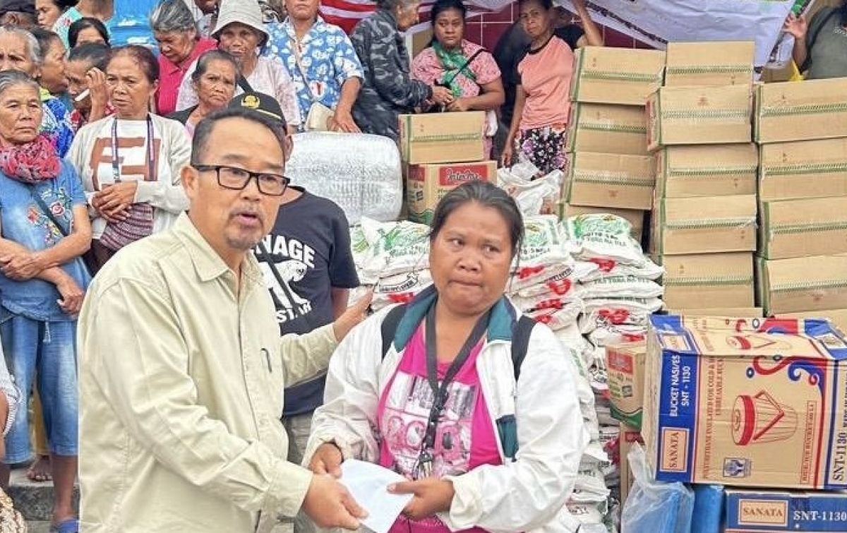 Anggota DPRD Papua Salurkan Bantuan kepada Korban Bencana di Taput