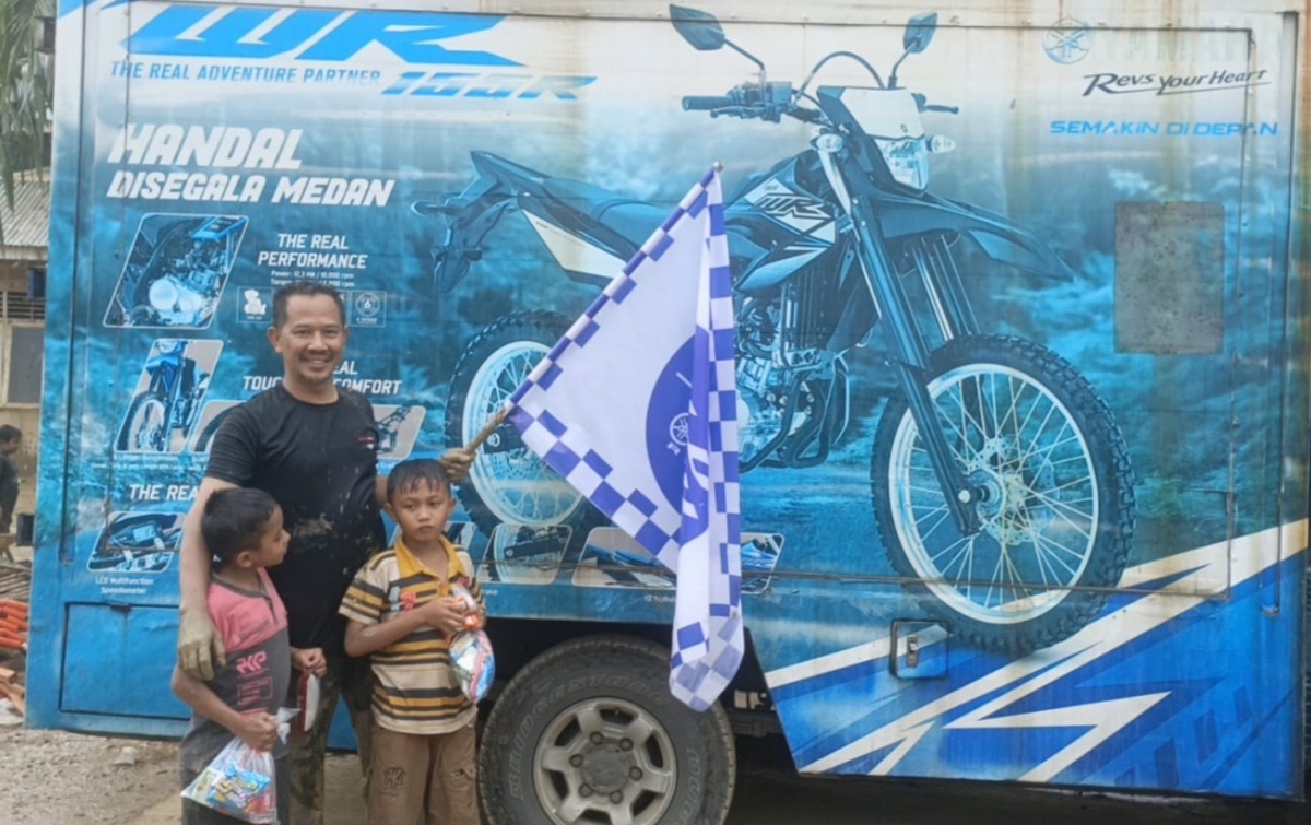 Warga Aceh Tamiang Sambut Hangat Bakti Sosial Komunitas bLU cRU Yamaha Bersihkan Mushola