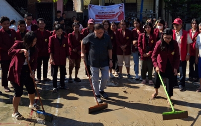 Tinjau Sekolah Terdampak Banjir,  Sofyan Tan Ajak Mahasiswa Turun Bergotong Royong