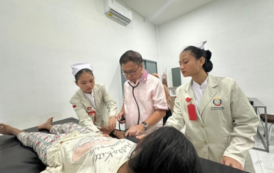 Bukan Batu Ruby, Tapi Gerbang Cinta dari Sebuah Klinik Hadiah Pernikahan ke-40 Sofyan Tan