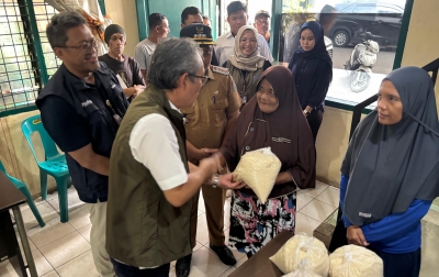 Direktur Keuangan Bulog Pantau Penyaluran Beras Bencal di Sumut