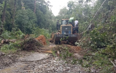 Buka Akses Akibat Longsor, PT Mujur Timber Bantu Alat Berat